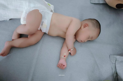 抚州宝宝拍嗝的正确方法